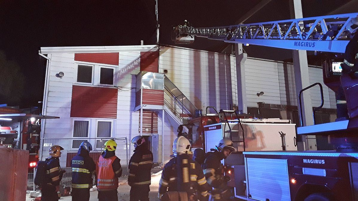 Evakuace na Českolipsku, kvůli požáru hasiči rozebrali halu
